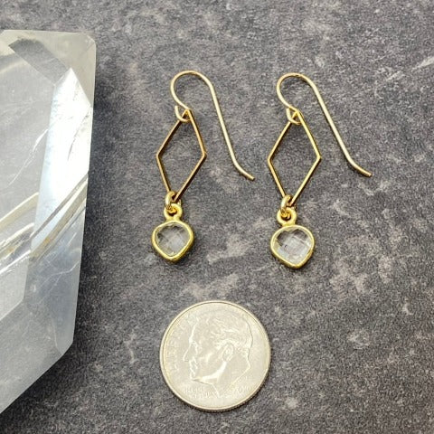 Brass Diamond-shaped earrings with Clear Quartz